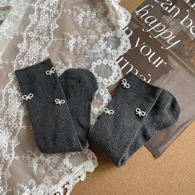 

1 пара модных детских носков из телячьей шерсти, креативный дизайн, однотонные детские носки с жемчужным бантом, весна-осень, мягкие хлопковые носки