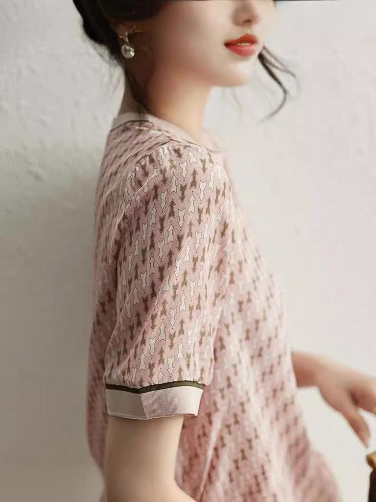 Damen Pinkes Seiden-T-Shirt mit geometrischem Druck - Kurzärmelig, Rundhalsausschnitt, Sommerstil