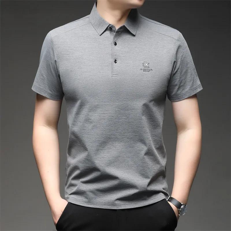 Neues Herren Business Casual Kurzarmhemd mit Abzeichen Einfarbiges Poloshirt Modisch Atmungsaktiv Bequem Vielseitiges Oberteil