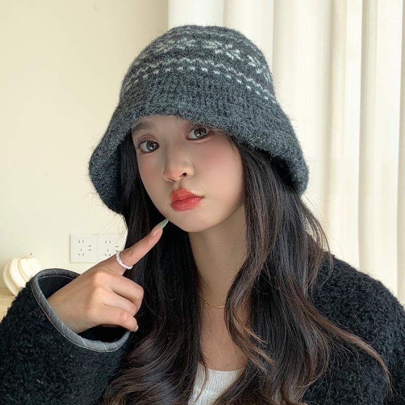 Autumn and winter fashion versatile hat women's wide-brimmed big head circumference jacquard knitted hat shows a small face, warm ear protection wool