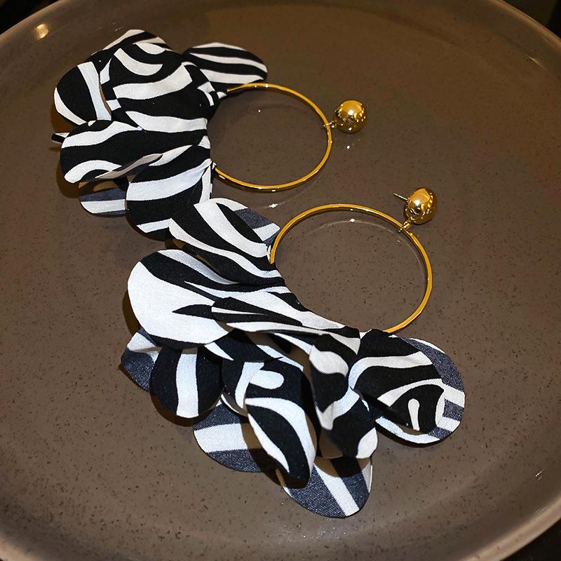 Vintage Silver Black Tassel Geometric Round Stud Earrings for Women - Elegant High-End Design