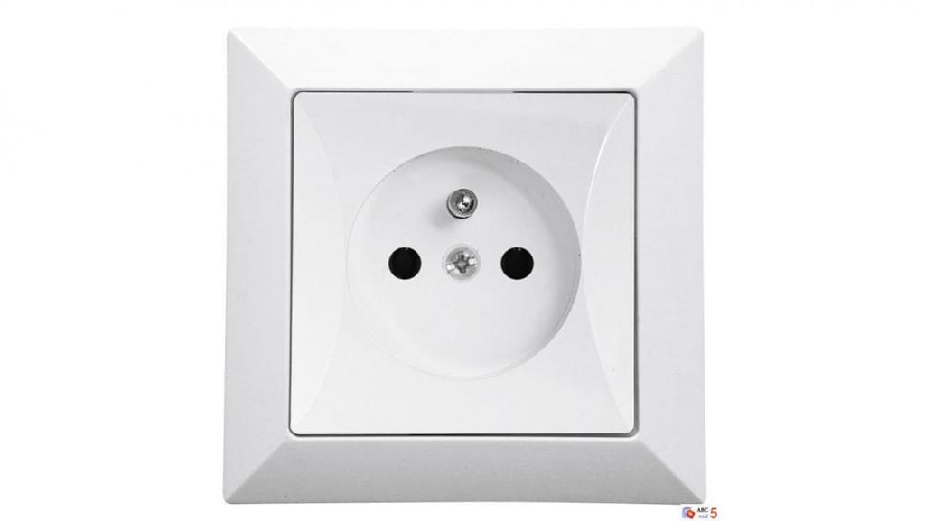 Single Recessed Socket with Earthing 2P+Z White Fields, 33029