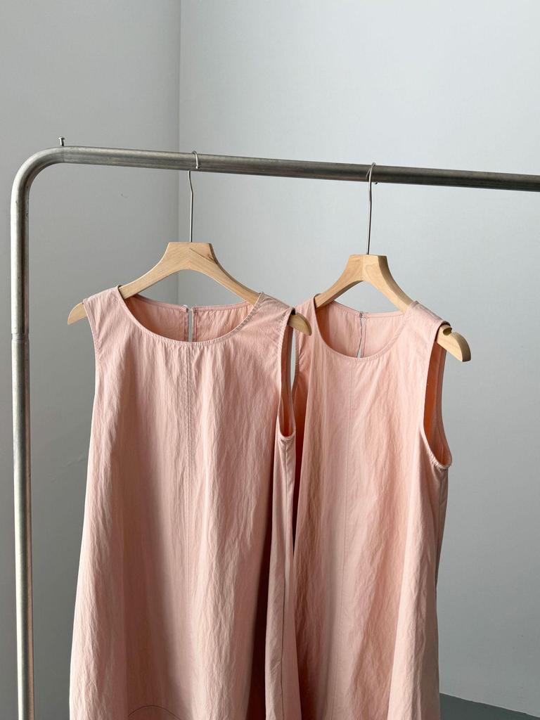 Sukienka damska bez rękawów o luźnej sylwetce na rok 2024