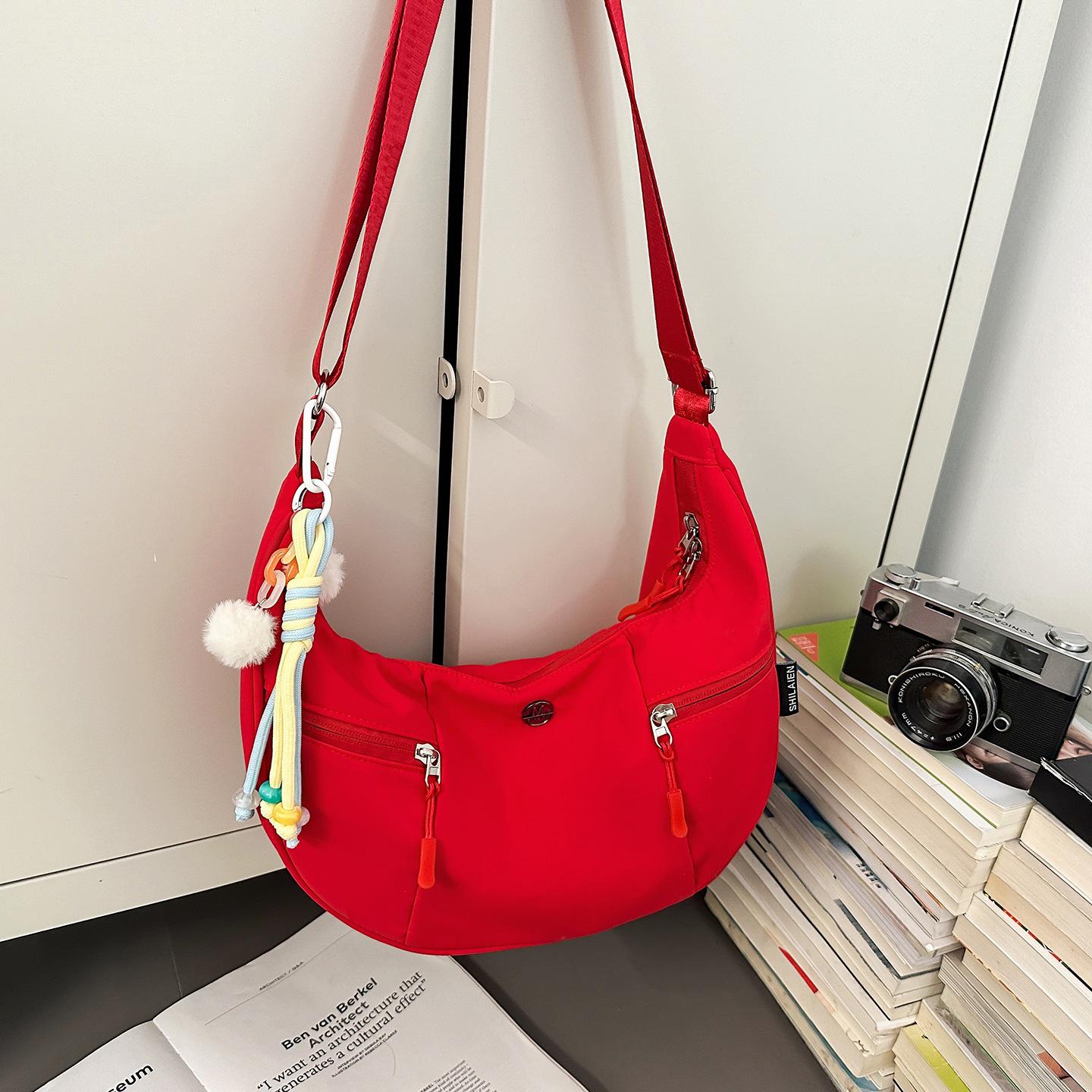 

Casual texture fashion niche design simple large capacity dumpling bag 2025 autumn and winter new shoulder messenger bag Without pendant красный