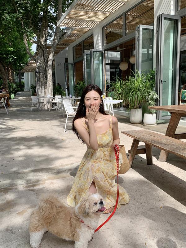 Gelbes florales Cutout-Taillen-Spaghettiträger-langes Strand-Schwingkleid