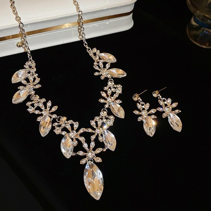 Quadratisches Ohrstecker- und Halsketten-Set mit Diamanten - ein schickes, luxuriöses und hochwertiges zweiteiliges Set mit exquisiter Eleganz