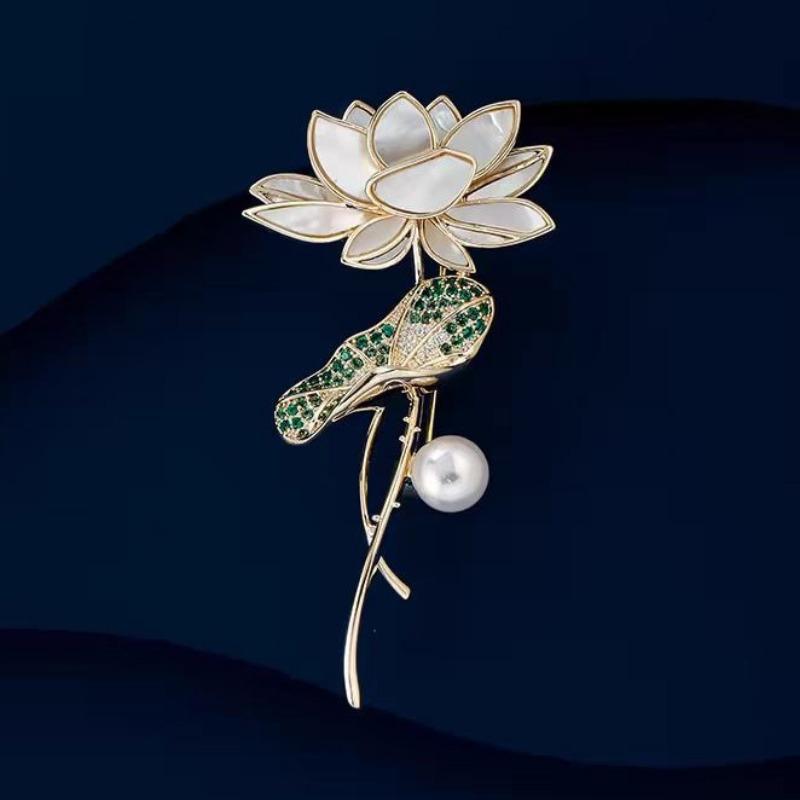 Mondbeschienene Lotus-Teich-Brosche, Elegante Brosche mit Lotusblatt und Lotusblume aus Imitat-Perlmutt, Exquisite Ansteckblume für Anzug