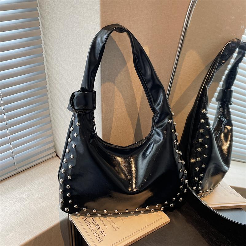 Sac Hobo en Cuir pour Femme Sac à Bandoulière Riveté avec Détail Nœud