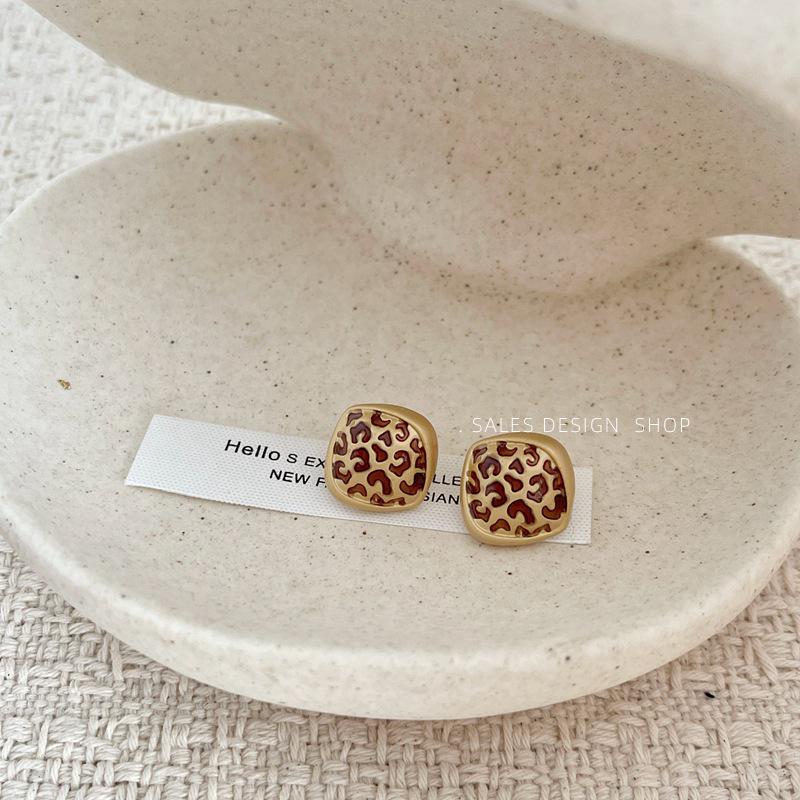 

Retro Leopard Print Geometric Stud Earrings: 2025 Autumn/Winter Collection - Unique High-End Fashion for Women