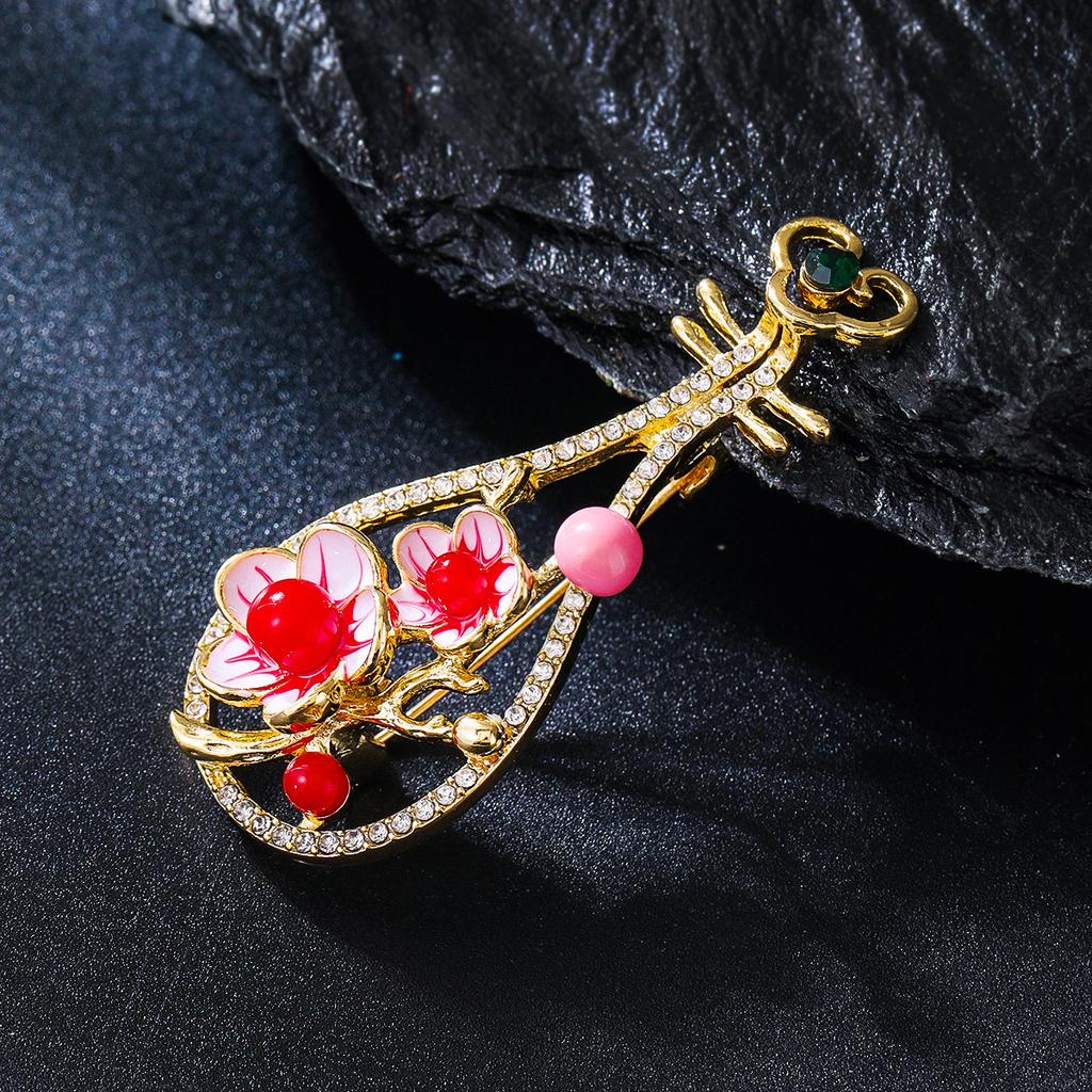 Retro Enamel Plum Blossom Pipa Brooch Women's Exquisite Guochao Cardigan Anti-light Pin High-end Cheongsam Accessories Corsage