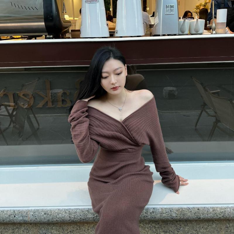 Brown Big V-neck Knitted Dress, New High-end Temperament, Slim and Thin Hip-wrapped Dress.