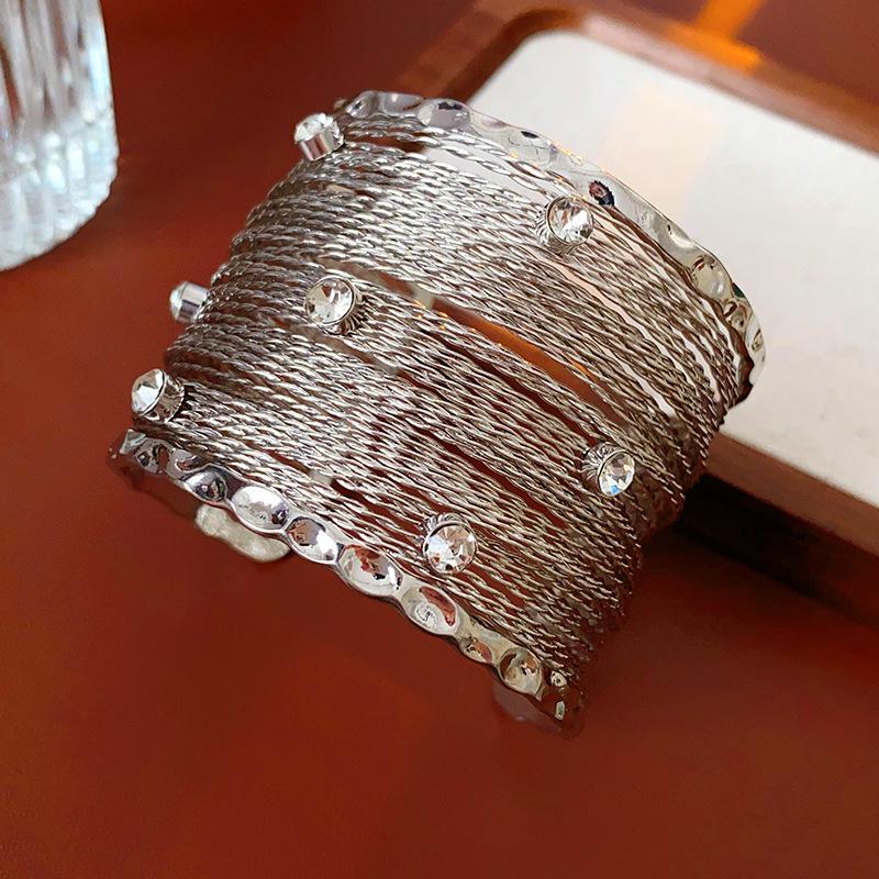 European & American Pleated Metal Bangle: Elegant Cold-Style Bracelet with High-End Luxury Design