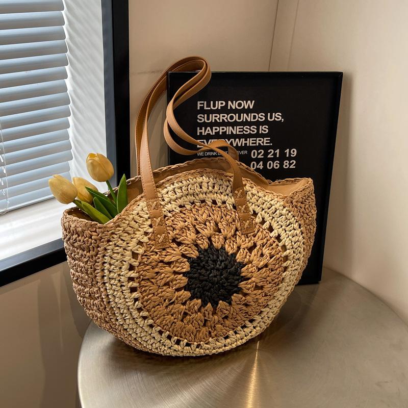 

Пляжная соломенная сумка для отпуска 2025 новая контрастная цветная плетеная сумка с большой вместимостью женская сумка пляжная на плечо женская сумка 42*10*38 чёрный