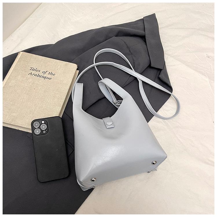 Korean Version of Fashionable Portable Bucket Bag Women's 2025 New Simple and Versatile Shoulder Bag Texture Versatile Commuter Messenger Bag