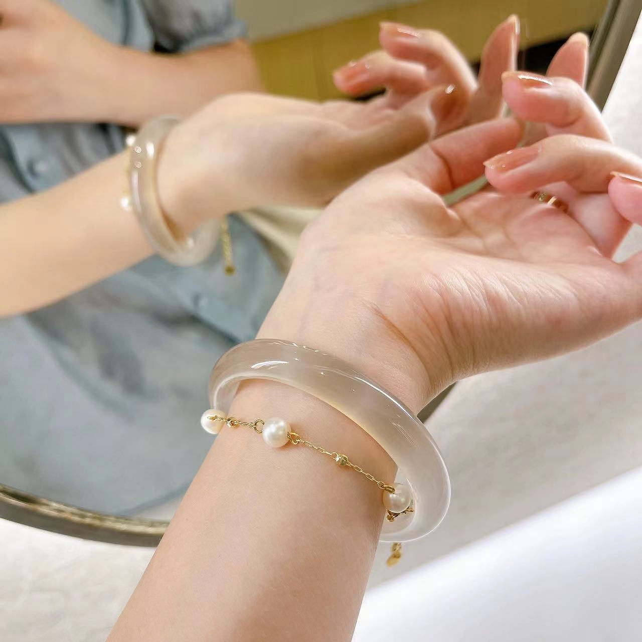 

Sunlight Accompanies Me - Same style as Jian Bingbai and Bai He, starry pearl necklace with a high-end, fashionable, niche design, collarbone gold Same style pearl bra