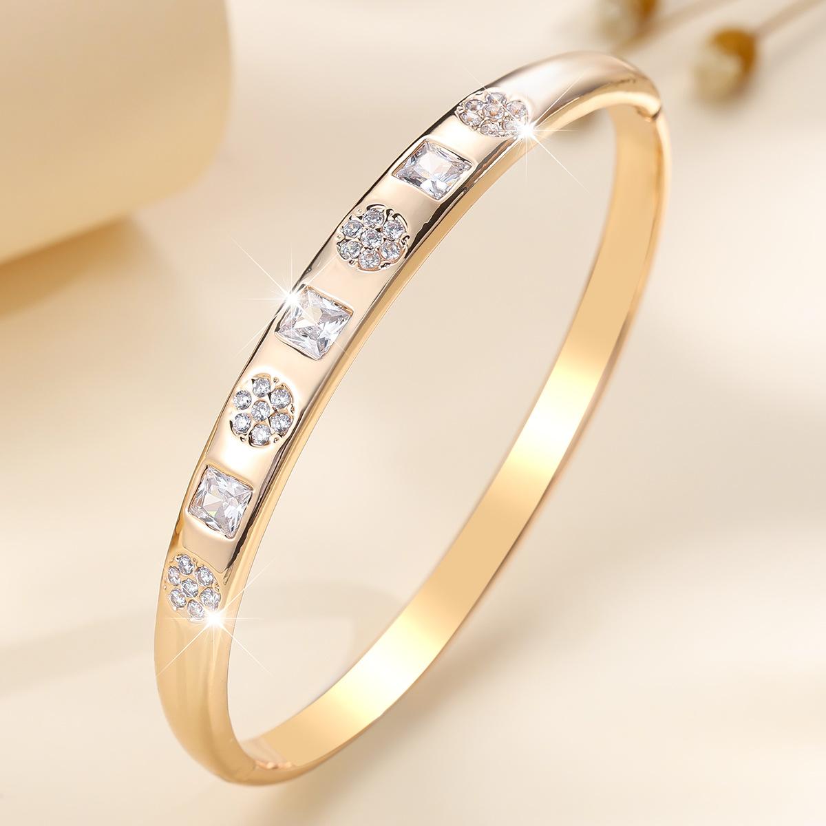 Micro-embellished Simple Buckle Women s Fashion Jewelry Temperament Plum Blossom Bracelet 17CM
