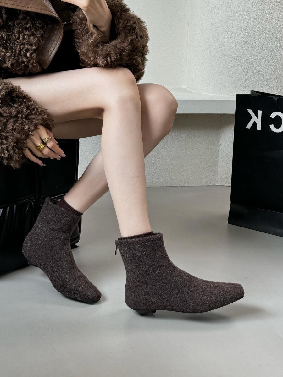 

Inner heightening flat-bottomed French square head short boots women s boots winter 2025 new velvet thin boots 40 темно-коричневого