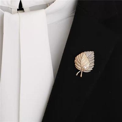 Maple Leaf Brooch Metal Vintage Women Charming Exquisite Collar Lapel Pin Gift