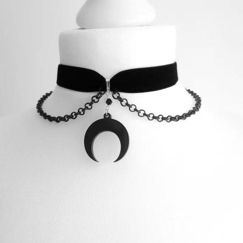 

Чокер из черного бархата с милой подвеской