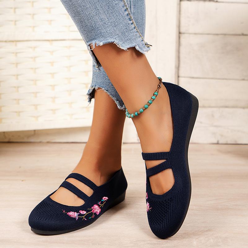 New Large-sized Shallow Shoes with Embroidery, Retro Style, A Lazy Woman Wearing A Single Shoe On One Foot