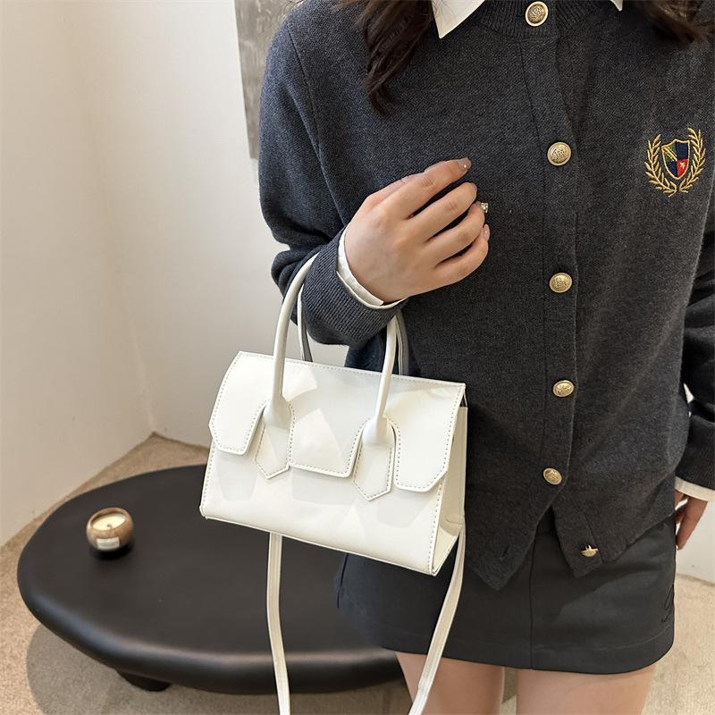 Simple and fashionable single shoulder small square bag women's 2025 autumn new trendy and beautiful niche design popular messenger bag