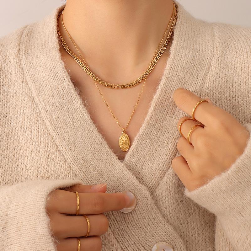 Retro Style Niche Design Fashionable Portrait Oval Pendant Necklace, Titanium Steel Plated 18K Gold Collarbone Chain