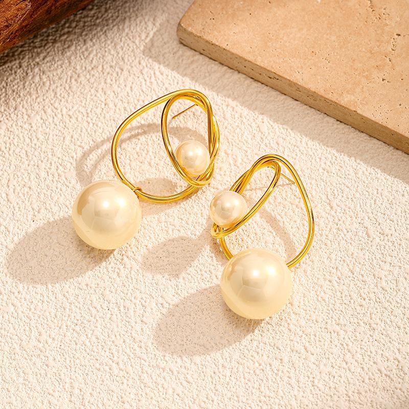 New winding circle large pearl earrings European and American temperament stud earrings niche retro light luxury high-end earrings