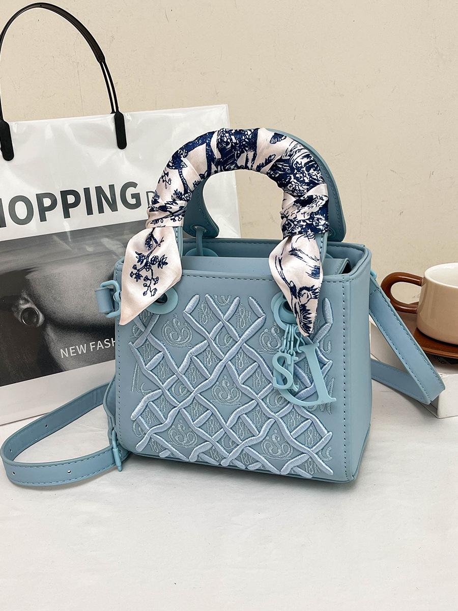 Модная Минималистичная Сумка-тоут 2024 Женская шелковая сумка через плечо с вышивкой 12 cm светло-синий 2190₽