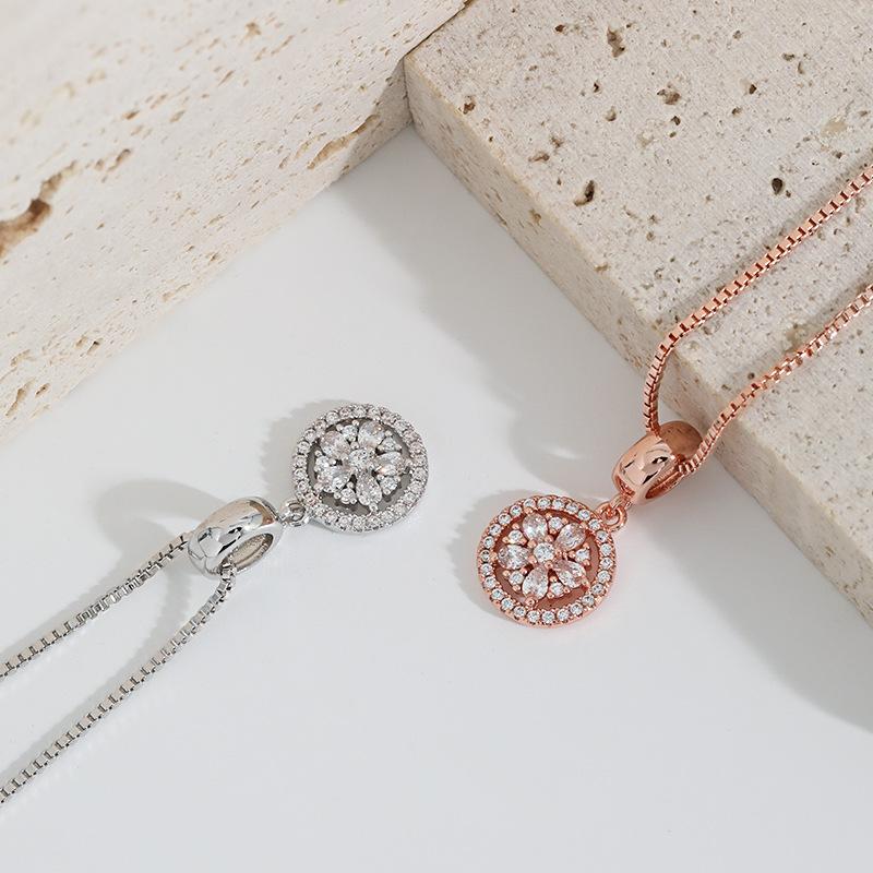 Original Design Lucky Four-leaf Clover Necklace, Round Diamond-encrusted Korean Version Simple Camellia Ring Necklace