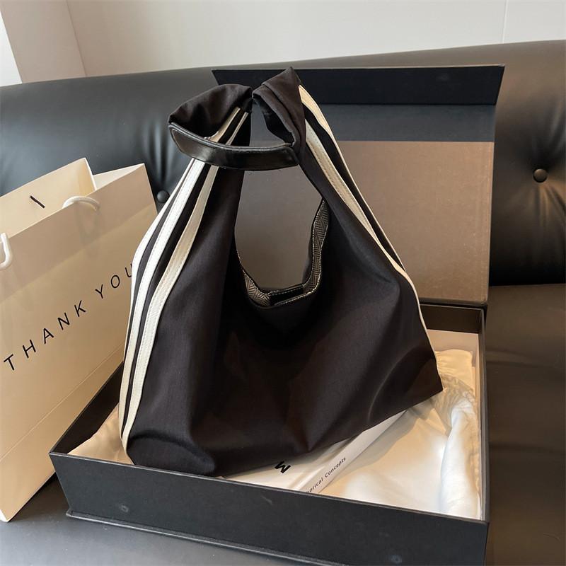 Large Capacity Urban Chic Canvas Tote Bag For Spring/summer 2024 Commuting Korean Style Black