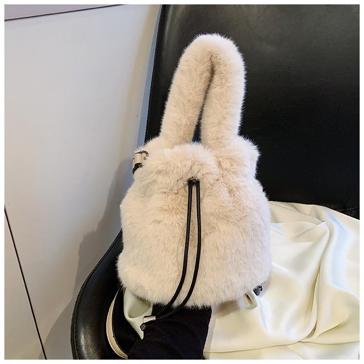 Autumn and winter new plush bag women's Korean version fashion portable bucket bag pumping belt simple single shoulder oblique span hair bag women