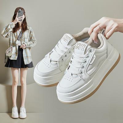 Frühlingsweiße Schuhe Neuer Stil Damenschüler Höhenverstärkende Sportschuhe Trendige Freizeitschuhe Streetfotografie