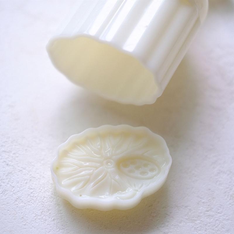 50g Plastic Mooncake Stamps Lotus Leaf Shaped DIY Mooncake Molds Hand Press Mooncake Cutters Pastry Decorating Tools