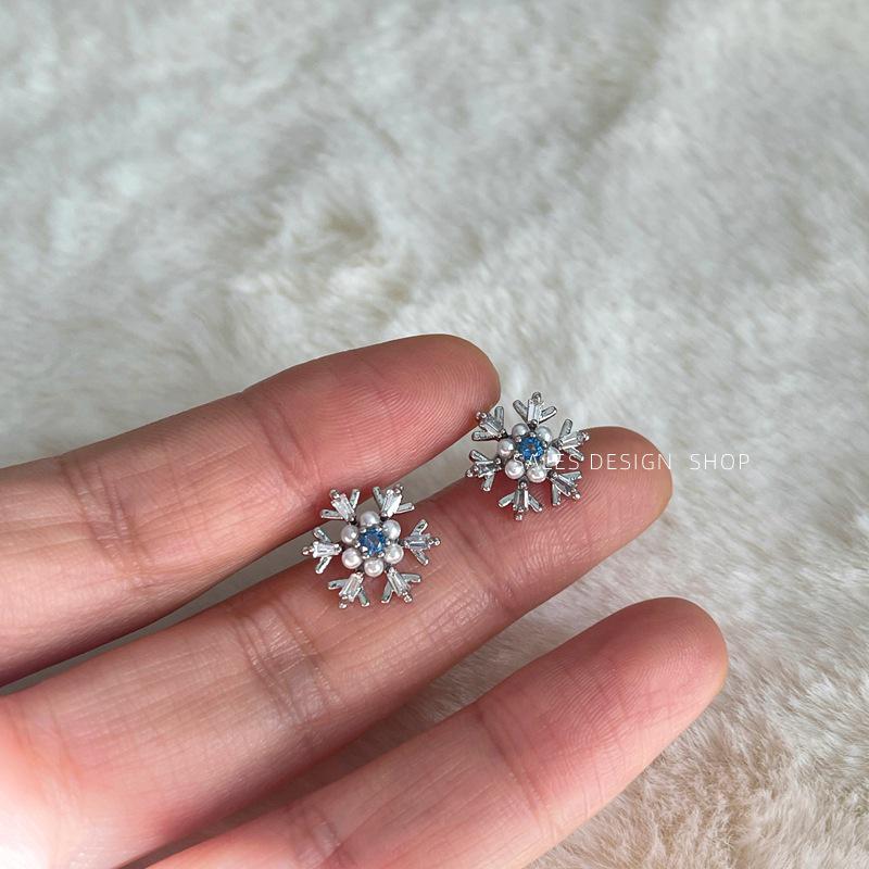 Luxurious French Niche Snowflake Earrings: Versatile, Cold-Style High-End Design