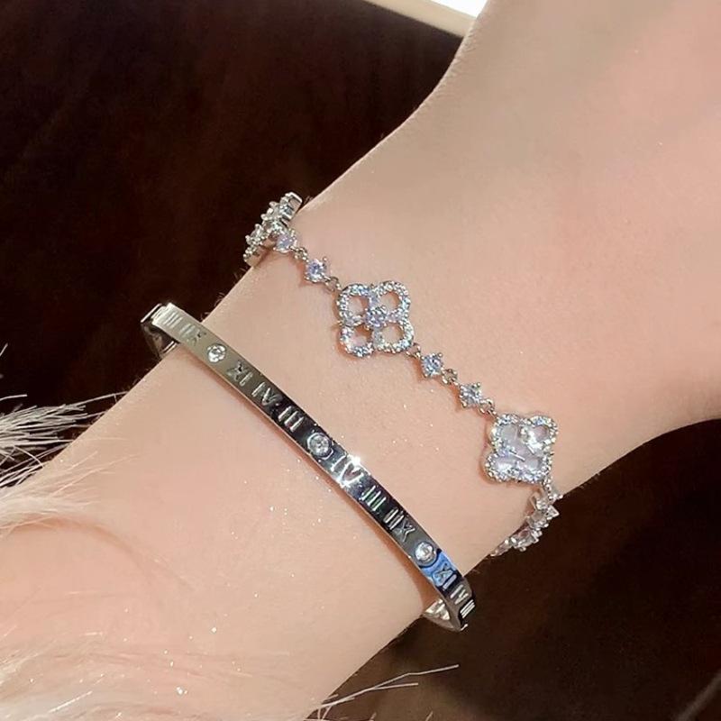 Korean Luxury Four-Leaf Clover Shell Bracelet: Adjustable Summer Bangle for Women