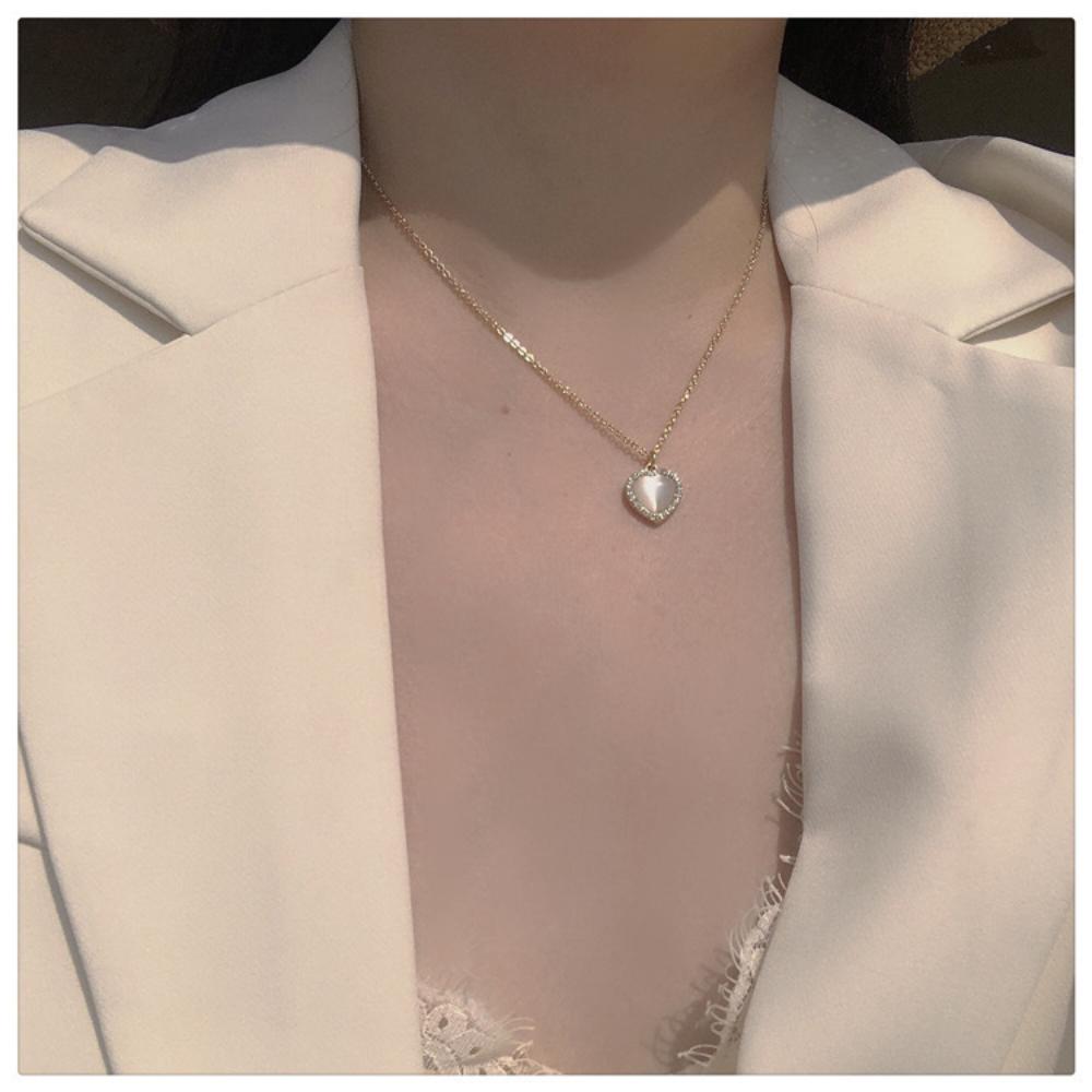 2023 Nouveau Collier Pendentif Amour Femmes Mignon Charme Élégant Clavicule Chaîne Fête Polyvalent Étudiant Cadeau Tempérament Flash Collier De Luxe