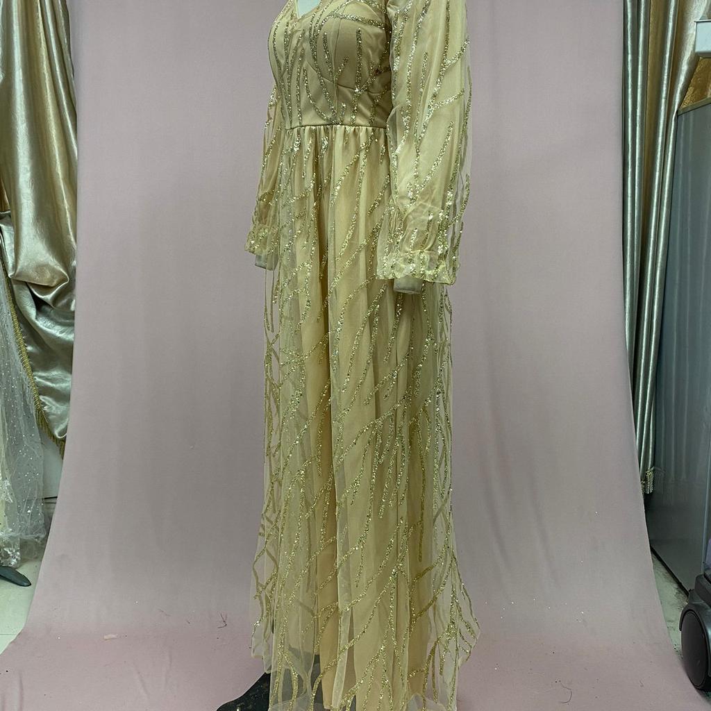 Suknia wieczorowa bogato zdobiona koralikami, luksusową koronką i ręcznie robionymi cekinami dla uzyskania efektownego i uwodzicielskiego arystokratycznego wyglądu