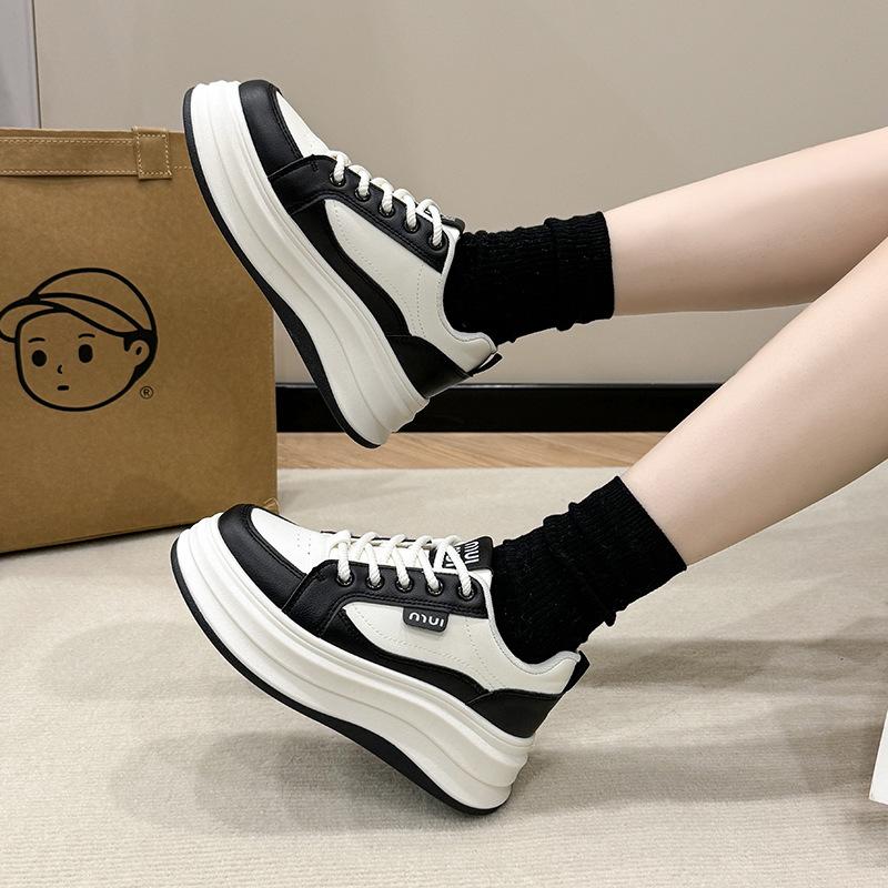 Modische Damen neue Frühling und Herbst Plateau vielseitige Freizeitschuhe erhöhende Sport-Board-Schuhe