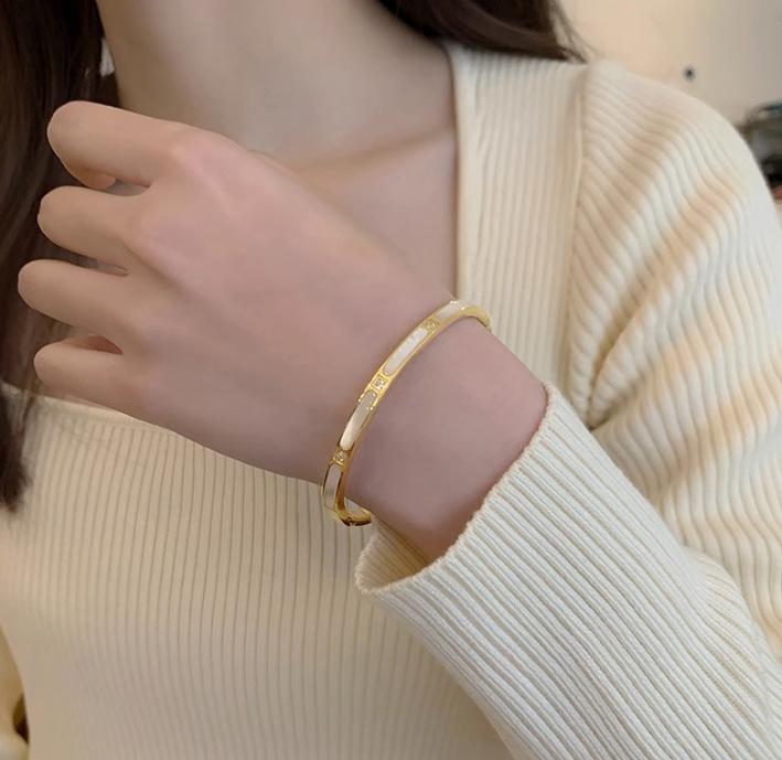 Luxury Minimalist Titanium Steel Bracelet with Mother-of-Pearl for Women - Versatile Jewelry, Ideal Gift for Girlfriend or Best Friend.