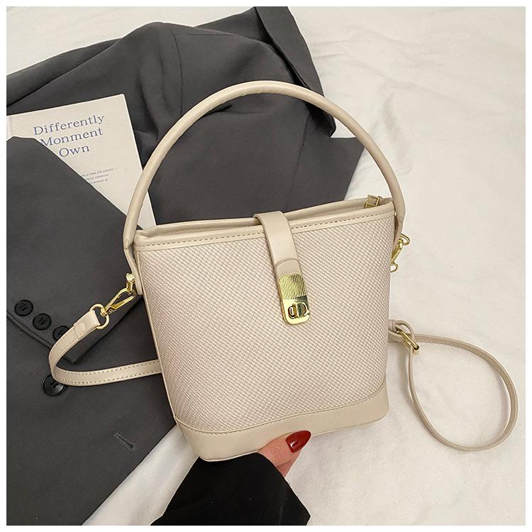 

Casual versatile portable bucket bag women s 2025 new fashion simple shoulder bag Korean version commuter messenger bag
