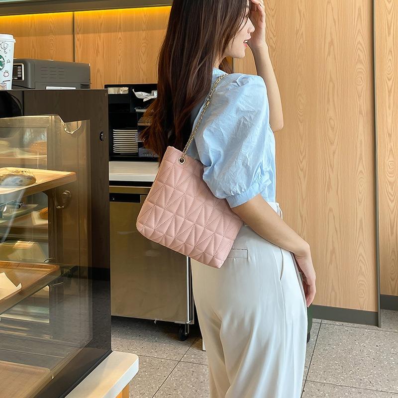 Casual chain bag  personalized new niche design solid color shoulder messenger bag premium texture bucket bag women
