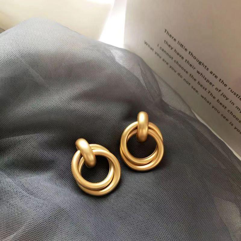 

Летние минималистичные круглые металлические серьги-гвоздики с геометрическим дизайном для женщин, простые повседневные винтажные изящные украшения для женщин