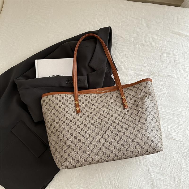 

Personalized commuter child and mother tote bag new large-capacity beautiful niche design trendy single shoulder underarm women s bag серый