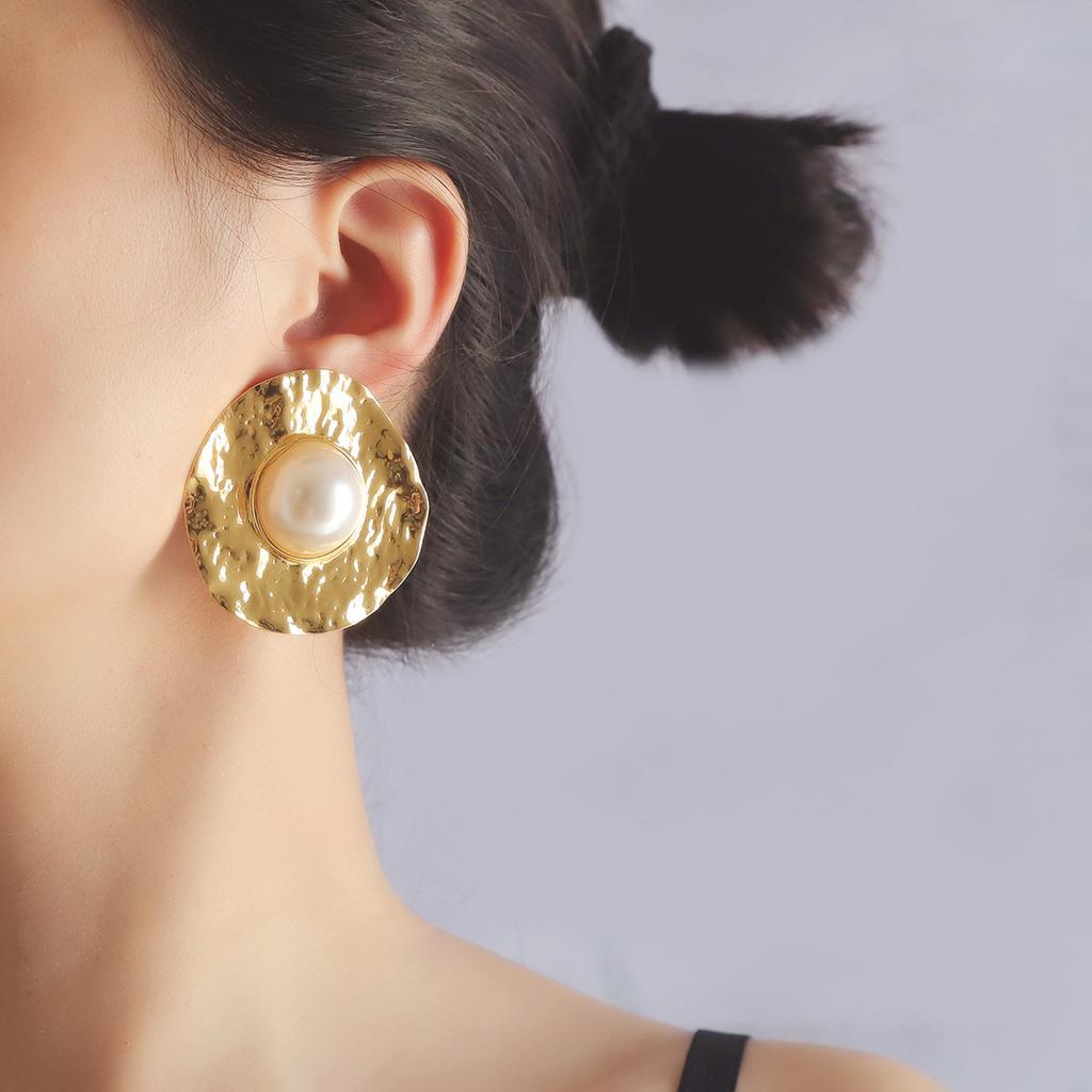 Die runden Ohrstecker mit leichtem Luxus und hochwertiger Sommer-Faux-Perle, geometrischer konkav-konvexer plissierter Textur, sind modisch und vielseitig.