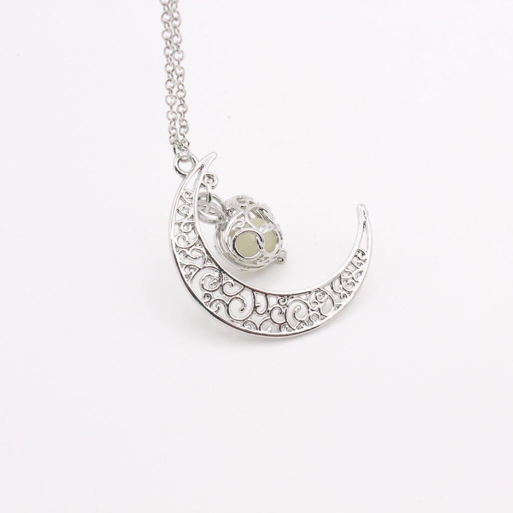 European & American Fashion Jewelry: Luminous Moon Heart Necklace with Clavicle and Sweater Chains