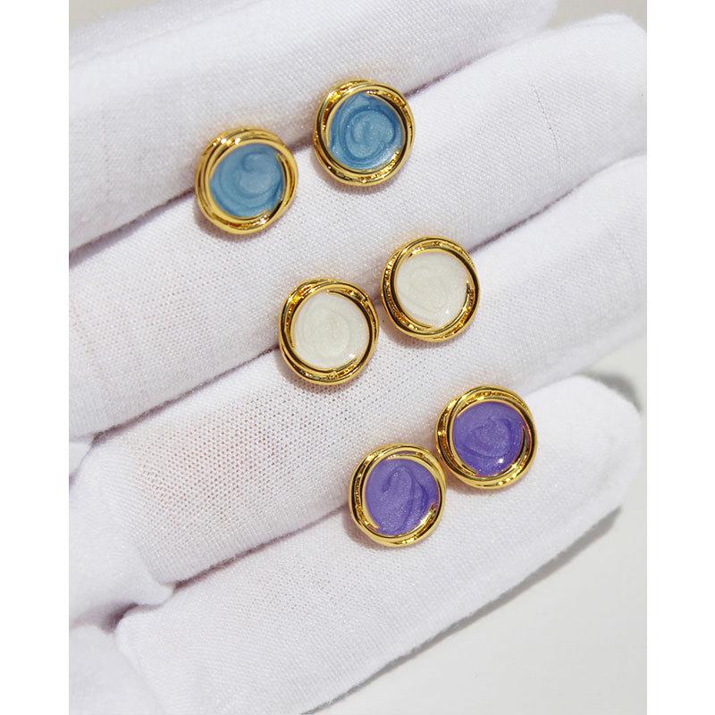 

Brass-Plated Gold & Off-White Enamel Stud Earrings with Purple Spiral Design синий