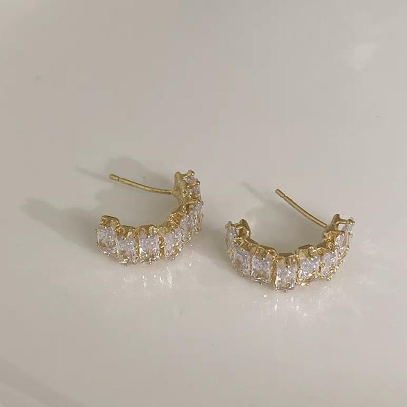 High-end Exquisite Zircon Curved Stud Earrings for Women's Earrings, New Models, Trendy Fashion, Versatile Earclips for Women Without Earrings