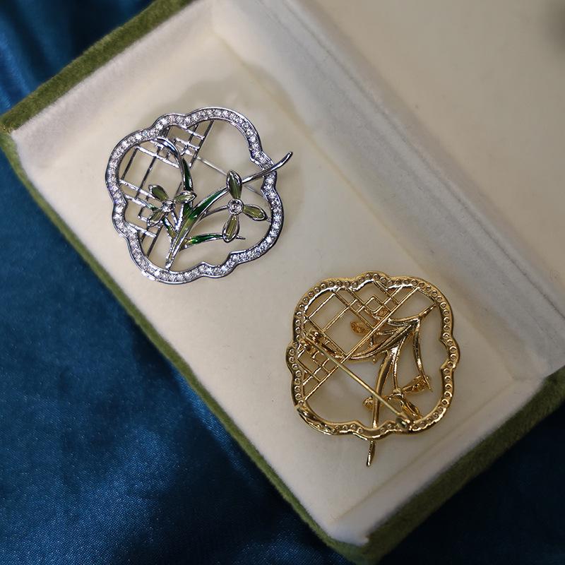 Brosche aus Kupfer im Antik-Stil: Pflaume, Orchidee, Bambus und Chrysantheme Design mit Zirkon und Perlen-Korsage.