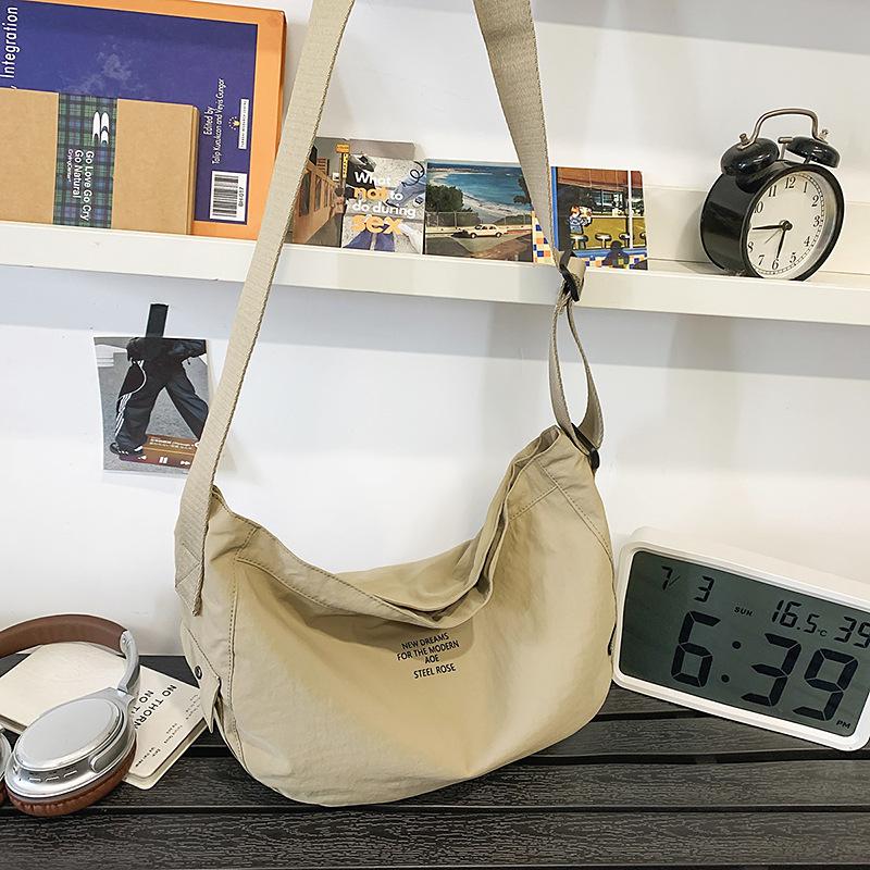 Crossbody bag for men's travel, lightweight leisure dumpling bag, simple and versatile waterproof outdoor commuting shoulder bag