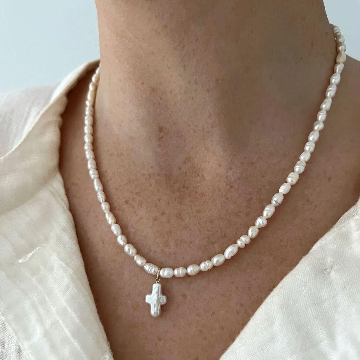 

Vlen Luxury Freshwater Pearl Necklace for Women Irregular Baroque Pearl Cross Pendant Necklace Beaded Jewelry Gift for Her